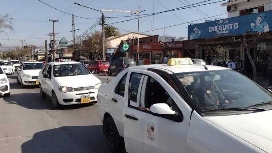Taxistas denuncian competencia desleal con aplicaciones de transporte
