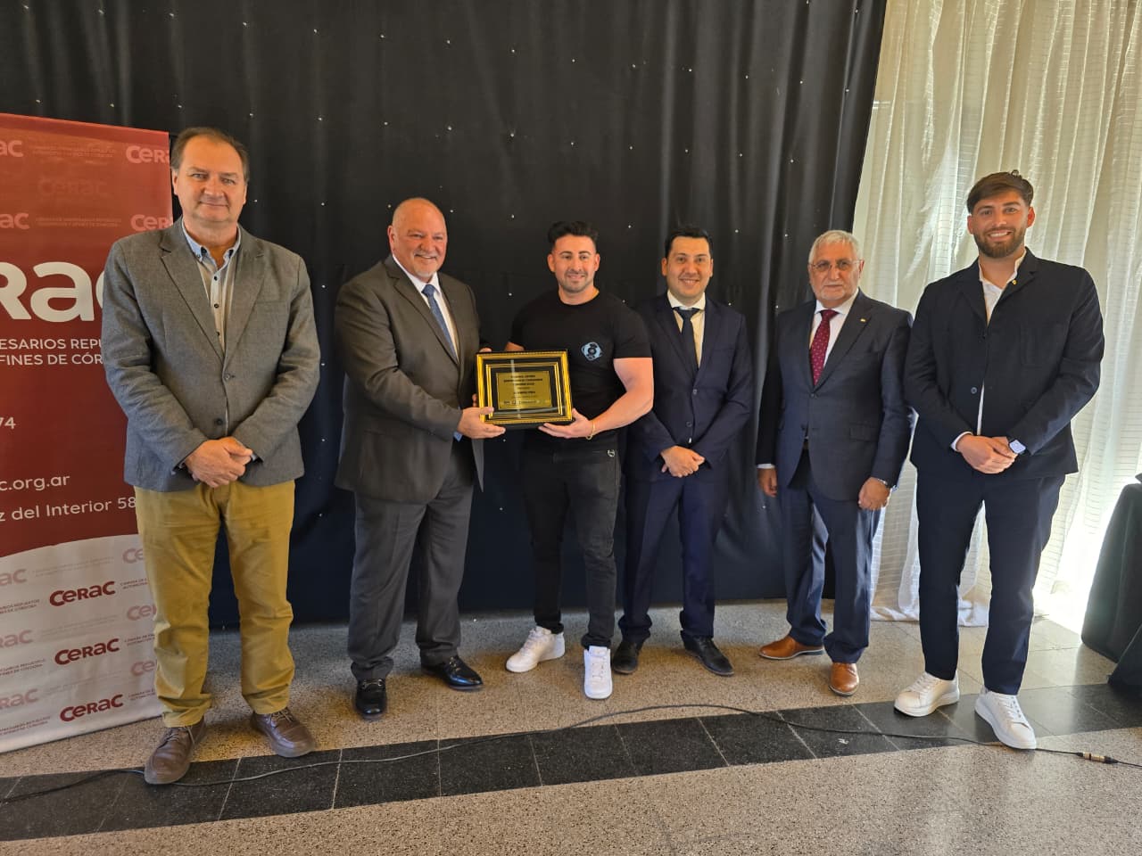 Villa Allende: reconocimiento a un emprendedor local y críticas por la falta de avances en obras comerciales