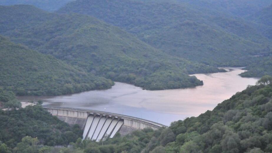 Dique al límite: abren válvulas y crece la alerta en Sierras Chicas