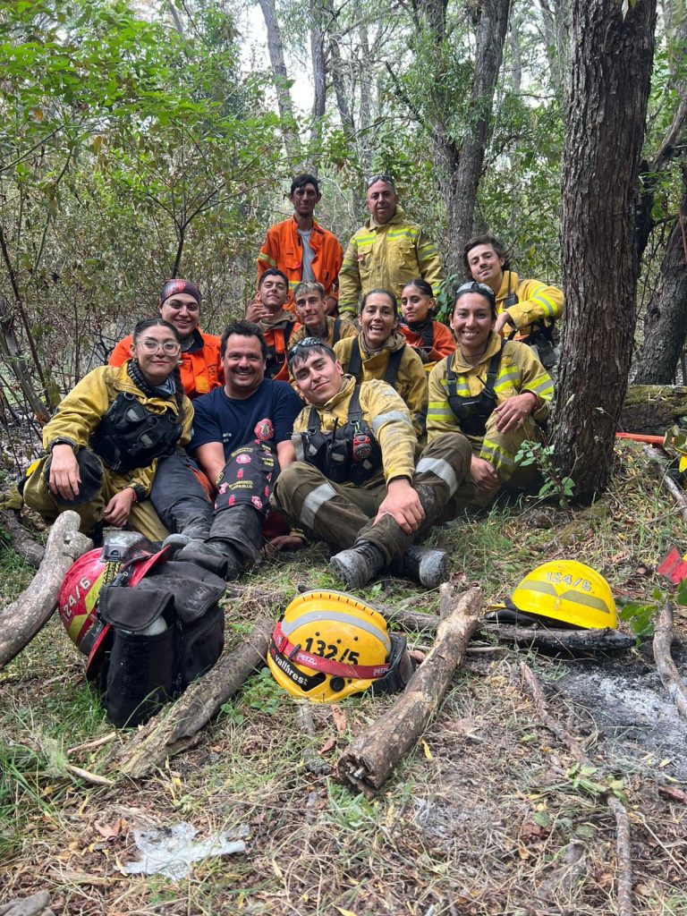 Bomberos de Unquillo en el frente de batalla contra los incendios en el sur argentino