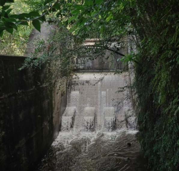 La Quebrada abre válvula y regula el caudal del arroyo en Sierras Chicas